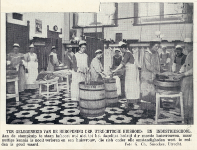 79280 Interieur van de Utrechtsche Industrie- en Huishoudschool (Nieuwegracht 135) te Utrecht: waslokaal.